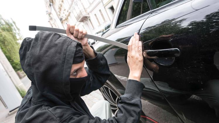 car theft and stealing as a criminal offense breaking into a car, Aufnahmedatum geschätzt