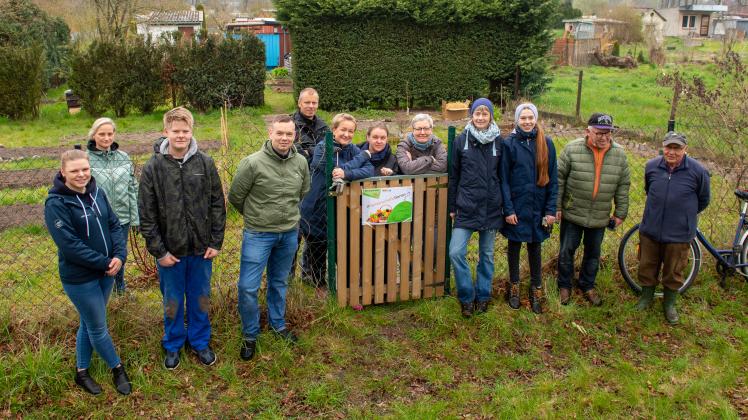 Diese Männer und Frauen wollten sich am vergangenen Sonnabend den ersten Aktionstag im Boizenburger Gemeinschaftsgarten sowie auf der benachbarten Streuobstwiese nicht entgehen lassen. Unter ihnen auch Boizenburgs Bürgermeister Rico Reichelt. 