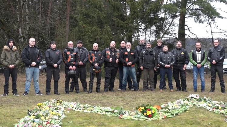 An der Stelle, wo Anfang März eine junge Frau aus Ostercappeln-Schwagstorf durch ein Gewaltverbrechen ums Leben gekommen ist, haben Motorradfahrer am Samstag Blumen niederlegt und damit ein Zeichen gegen Gewalt an Frauen gesetzt. 