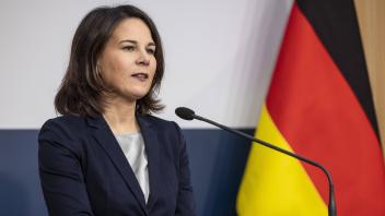 Annalena Baerbock (Buendnis 90/Die Gruenen), Bundesaussenministerin, und Dr. Park Jin (nicht im Bild), Minister fuer Aus