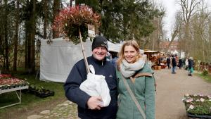 Nach ihrem Besuch auf dem Frühlingsmarkt sind Maleen und Axel Martens aus Hennstedt zufrieden. Sie haben Pflanzen für ihren Garten eingekauft
