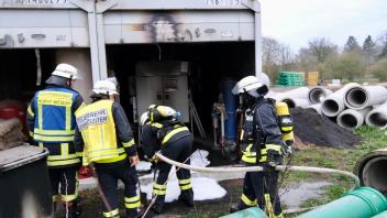 Rund 60 Einsatzkräfte der Freiwilligen Feuerwehren Hürup-Weseby, Husby, Freienwill und Tastrup waren vor Ort. 