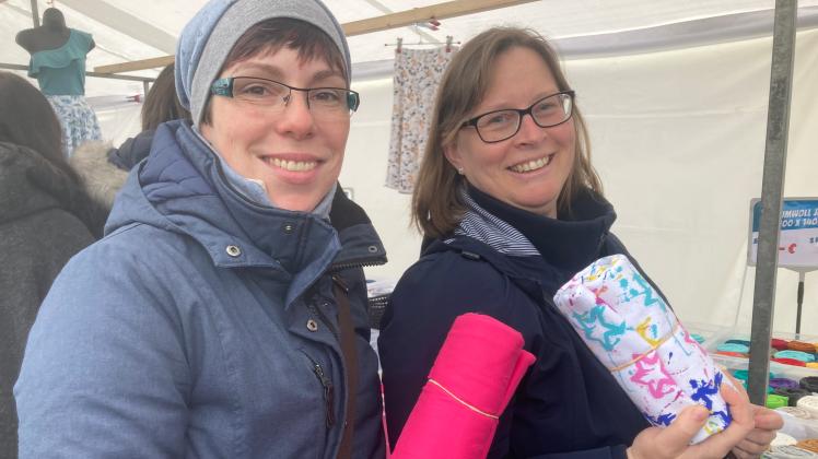 100 Kilometer weit sind die Freundinnen Mandy Lui (l.) und Antje Biewald-Blumenthal aus Wittenberge zum Internationalen Stoffmarkt nach Schutow auf das Ikea-Gelände gereist. 