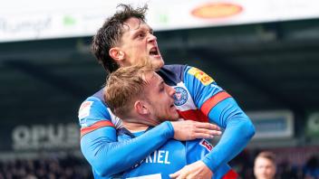 Torjubel Fabian Reese (Holstein Kiel, 11) und Timo Becker (Holstein Kiel, 17) nach Tor zum 2:0 Fabian Reese (Holstein Ki
