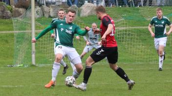 Brachte frischen Wind ins Todenbütteler Spiel: Thies Wendrich (links, hier im Zweikampf mit Heiligenstedtens Mike Ely). 