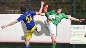 Tanz um den Ball: Osterrönfelds Rune Hardt (li.) und Jon Sören Jessen von IF Stern Flensburg.