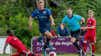 Mats Petersen (Zweiter von links, hier im Spiel bei Collegia Jübek) gelang beim Satruper Heimerfolg gegen Kropp das einzige Tor des Nachmittags.