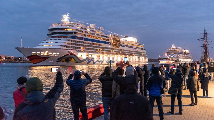 Port-Party zum Besuch der Kreuzfahrtschiffe AIDAsol und AIDAmar in Warnemünde…Foto: Georg Scharnweber