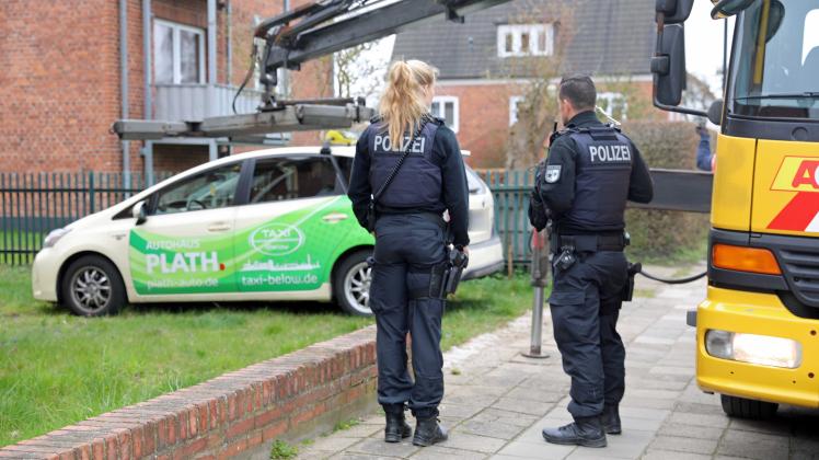 Brutaler Hammer-Angriff auf Taxifahrer in Rostock: Fahrgast verletzt Mann mit Werkzeug schwer und flüchtet – Gab es Streit beim Bezahlen?