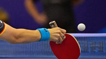17.08.2022, European Championchips München 2022, Tischtennis Frauen Einzel Vorrunde, in der Rudi-Sedlmayer-Halle Audi-Dome, Xiaona Shan Deutschland vor dem Aufschlag *** 17 08 2022, European Championchips Munich 2022, table tennis womens singles preliminar