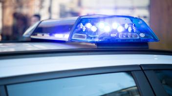 Polizeieinsatz ( Symbolbild ) Polizeiwagen mit Blaulicht im Einsatz in München. -- Police car with bluelight in operatio