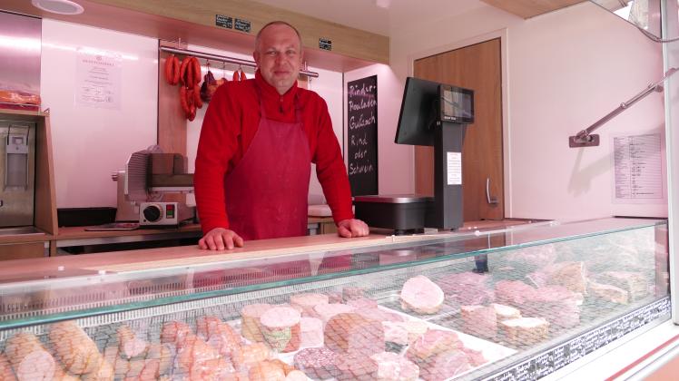Chris Lutzig von der gleichnamigen Fleischerei kommt seit 2016 regelmäßig nach Gadebusch. Er freut sich über das neue Format des Marktes.