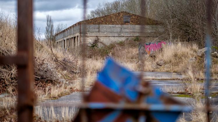Neubrandenburger Straße zwischen Mühlendamm/Tessiner Straße und dem Orstausgang Richtung Kessin.Trinkwasserschutzgebiet, Eisenbahngleise, BahnübergangFoto: Georg Scharnweber