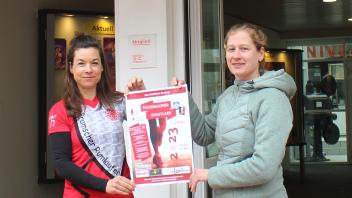 Katja Bielefeld (links) und Jessica Mack informierten über den dritten Bramscher Tuchmacherlauf bei einem Pressegespräch.