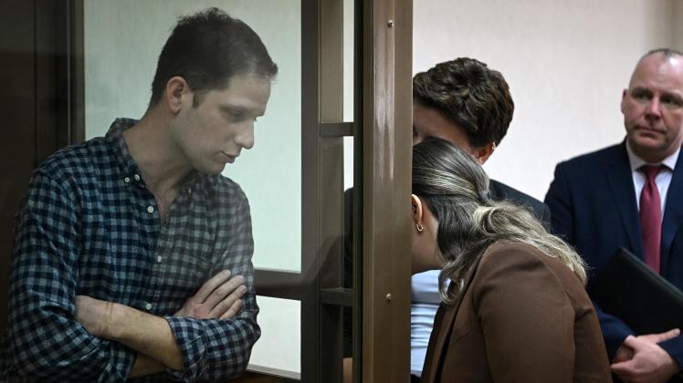 Der wegen Spionagevorwürfen verhaftete US-Journalist Evan Gershkovich vor einer Anhörung zu seiner Verhaftung vor dem Moskauer Stadtgericht.