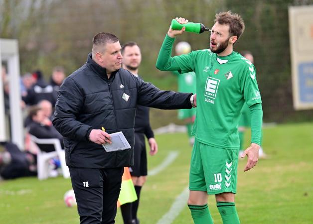 Trainer Ricardo Hagedorn mit Spieler Vsevolods Camkins. Ob Camkins auch im Falle eines Abstiegs bleiben wird? Trainer Ricardo Hagedorn mit Spieler Vsevolods Camkins. Ob Camkins auch im Falle eines Abstiegs bleiben wird?