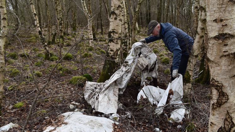 Verwitterte Plastikplanen in Dörpen – für die Linke „ein Skandal“