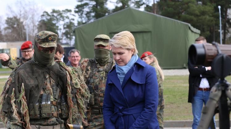 Ministerpräsidentin Manuela Schwesig am Dienstag zu Besuch bei den Hagenower Soldaten, hier lässt sie sich von zwei Scharfschützen deren Einsatzmöglichkeiten genau erklären. 