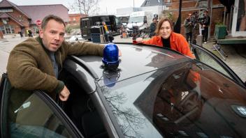Soko Wismar; Drehstart für fünf neue Folgen in der Hansestadt Wismar. Zwischen  Holzhafen und Mühlengrube sind Filmteam und Schauspieler unterwegs. Fans können dort ihre Lieblinge aus der Ferne und ab und an ganz nah erleben.  Die Dreharbeiten laufen vom 18. bis zum 29. April. In den Hauptrollen  sind Nike Fuhrmann als Karoline Joost und Dominic Boeer als Lars Pöhlmann als Kriminalhauptkommissare vor Ort. 18.04.2023 Foto Volker Bohlmann