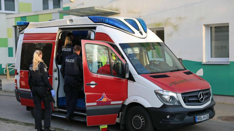 Messerangriff auf Feuerwehrleute in Rostock: Frau zündet Mülltonne an und attackiert Helfer – Beamte wehren sich mit Schaufeln – Polizei überwältigt Angreiferin