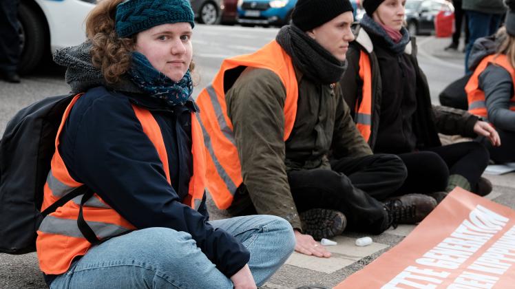 Letzte Generation blockiert in Potsdam Am 27.2.2023 blockierten 8 Aktivist*innen der Letzten Generation zum ersten Mal i