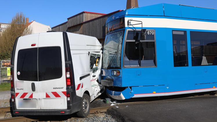 Schwerer Unfall am Rostocker Gerberbruch: Transporter und Straßenbahn stoßen zusammen – ein Verletzter 