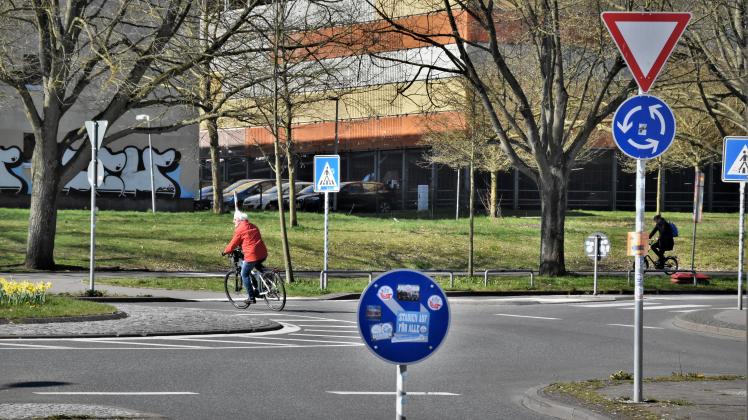 Zahlreiche Rad- als auch Autofahrer nutzen den Kreisverkehr in der Schillingallee im Rostocker Hansaviertel.