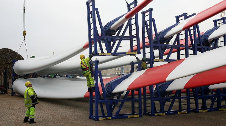 Die etwa 50 Meter langen Flügel der Windkraftanlagen wurden ab 2009 im Hafen zwischengelagert. 