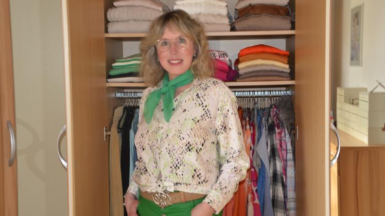 Modebloggerin Ari Sunshine vor ihrem Kleiderschrank in ihrem Haus in Kaltenkirchen.