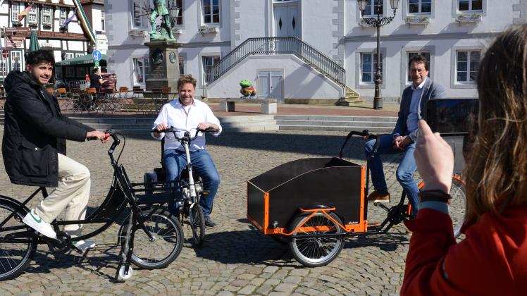 Probefahren ausdrücklich erwünscht: Bei der Cargobike-Roadshow in Quakenbrück gibt es viele Lastenräder zum Ausprobieren, darauf freuen sich auch (von links) Marlon Grguri (Firma Pfautec), Sascha Dewitz und Michael Bürgel.