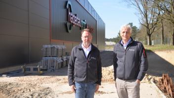 Standortleiter Guido Schlüter (links) und Mayrose-Geschäftsführer freuen sich auf den neuen Standort in Lingen-Schepsdorf.