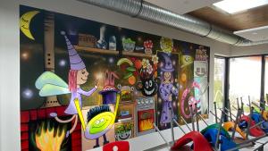 Ein Hingucker in der Mensa ist diese großflächige Auftragsarbeit der Osnabrücker Graffitigruppe „Bunte Hunde“, welche die Fantasie anregt.