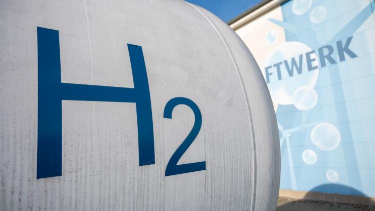 <p>ARCHIV - H2 ist die Abkürzung für Wasserstoff. Foto: Christophe Gateau/dpa</p>