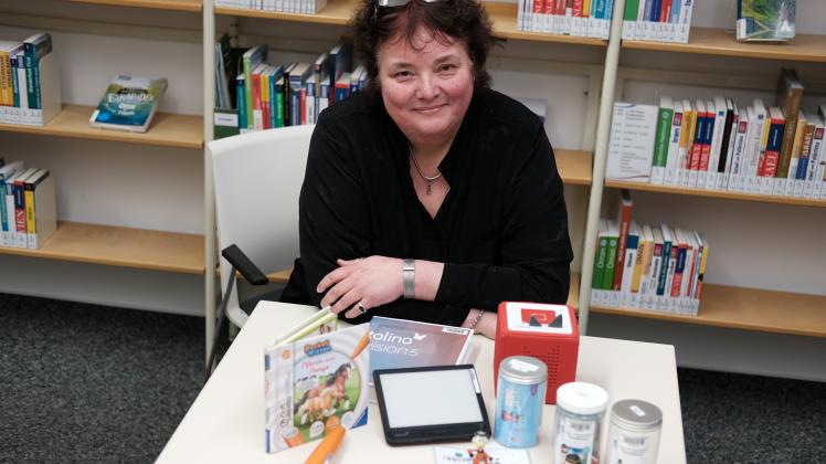 Martina Bade, Leiterin der Rostocker Stadtbibliothek, präsentiert digitale Geräte und Spielzeuge, die in ihrem Haus entleihbar sind. Demnächst kommen noch Tablets hinzu. 