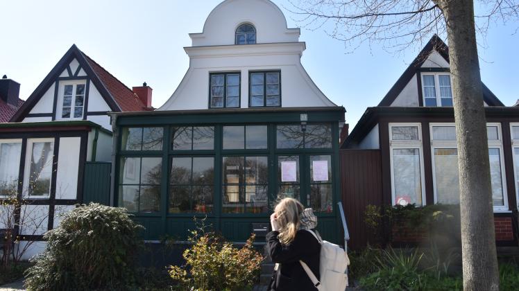 In dem schönen Fischerhaus am Strom 53 befindet sich seit 25 Jahren das Edvard-Munch-Haus. Hier hat der norwegische Künstler von Mai 1907 bis Oktober 1908 gelebt. 