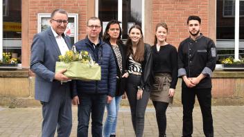 Zur Eröffnung des Restaurants „Erkennbar“ gratulierte (von links) Salzbergens Bürgermeister Andreas dem Ehepaar Frank und Ruth Kestering, dessen Töchtern Sina und Celine sowie Chefkoch Mo Othman.