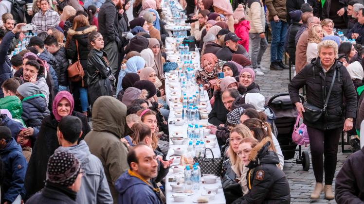 Großer Andrang beim ersten gemeinschaftlichen „Iftar“ vor dem Osnabrücker Rathaus.  
