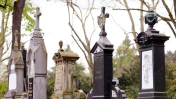 Gräber auf dem Melaten-Friedhof. Seit Beginn der Pandemie wurden laut Robert Koch-Institut 80.000 Todesfälle in Verbindu