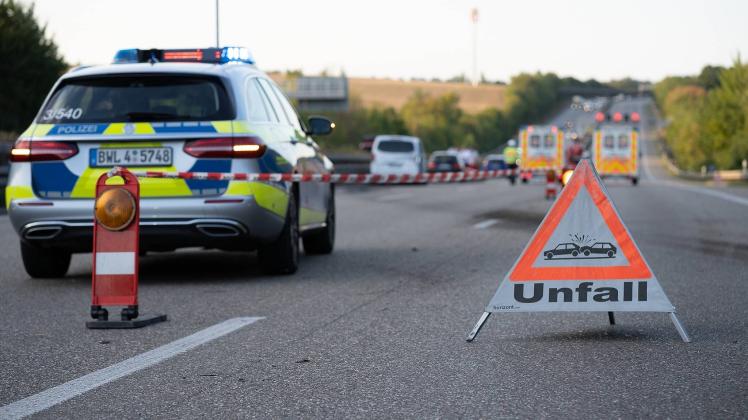 Symbolbilder Absperrungen Sperrungen auf der Autobahn wegen einem Unfall Hinweisschilder, Warnbaken, Warndreiecke, 01.09