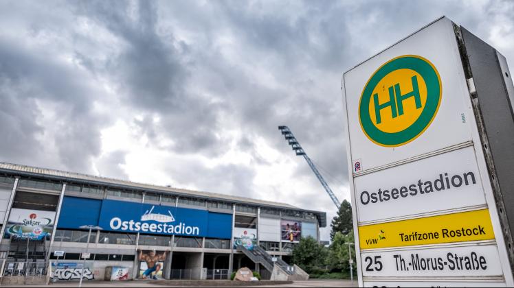 Bushaltestelle am OstseestadionÖffis Öffentlicher-Personen-NahverkerVerkehrswende Hansa RostockFoto: Georg Scharnweber