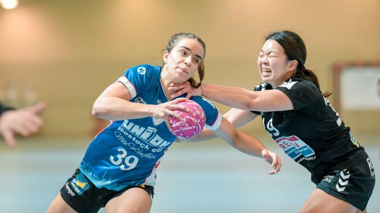 Toptalent Jette Köppen (links, hier gegen Atsuko Takara vom TSV Wattenbek) hat ihren Vertrag bei den Dolphins des Rostocker HC verlängert.
