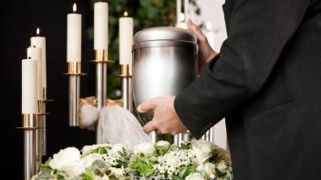 Grief - urn Funeral and cemetery Copyright: xKzenonx Panthermedia21506027 ,model released, Symbolfoto