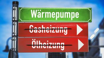 FOTOMONTAGE, Wegweiser mit Aufschrift Wärmepumpe und durchgestrichener Aufschrift Ölheizung und Gasheizung *** PHOTOMONT
