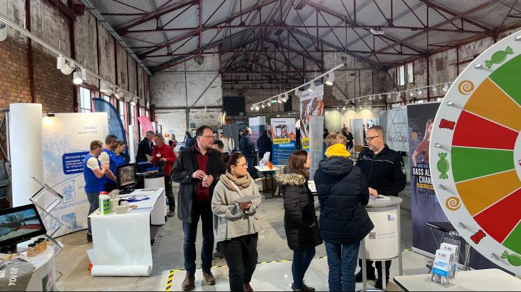 Der Showroom von „Boizenburg Fliesen“ war voll mit Ausstellern, die auf der Boize.Job um Azubis buhlten.