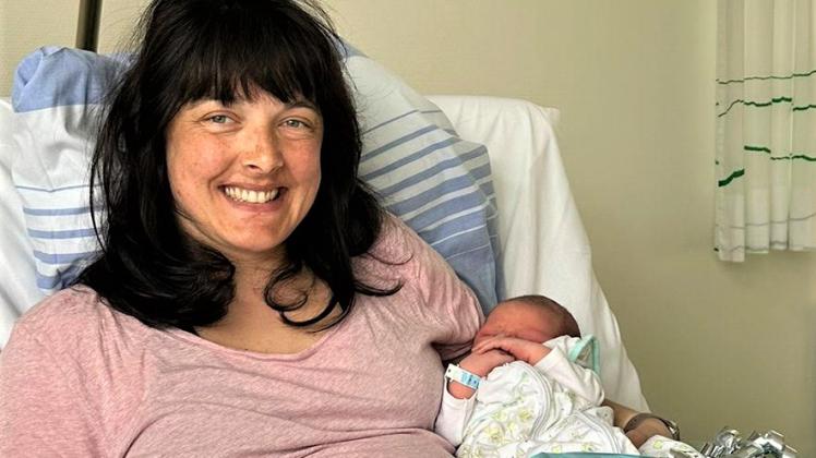 Die glückliche Mama Catherina Lampe mit ihrem Sohn Arthur Alexander Lampe, der als 200. Baby des Jahres im Hagenower Krankenhaus zur Welt kam.