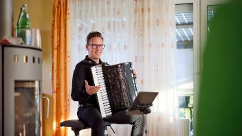 Martynas Levickis beim „Heimspiel“  im  Wohnzimmer  der  Brüsewitzer Familie Bosselmann