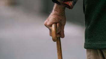 RECORD DATE NOT STATED A closeup view of a pensioner s hand holding a holding stick *** einer closeupe Ansicht des einer