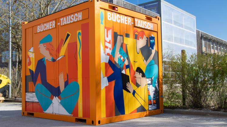 Zugänglich sind die vom Rostocker Graffiti-Künstler Sebastian Volgmann gestalteten und besprühten Bücher-Tausch-Boxen zu den Betriebszeiten der Recyclinghöfe.