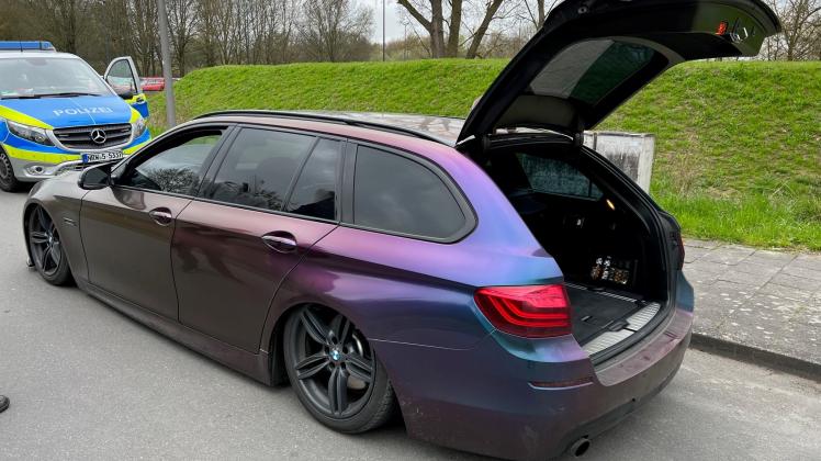 Beamte des Verkehrsdienstes der Polizei Münster haben am Donnerstagmorgen (20.04., 10:15 Uhr) einen 35-Jährigen mit einem tiefergelegten BMW gestoppt und die Weiterfahrt untersagt.