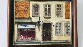 Das Gemälde, das vom Künstler H. J. Hensen 1988 erstellt wurde, zeigt das Bürofachgeschäft in den 1950er-Jahren im Gebäude an der Friederikenstraße 44 in Papenburg. Für großere Aufmerksamkeit und Verwechslung sorgte damals die Inschrift im Schaufenster „Hans Albers vorübergehend hier“. 